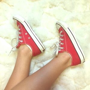Red low top converse